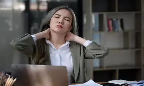 ऑफिस में घंटों काम करने के बाद गर्दन में हो गई अकड़न? इन घरेलू नुस्खों को करें ट्राई