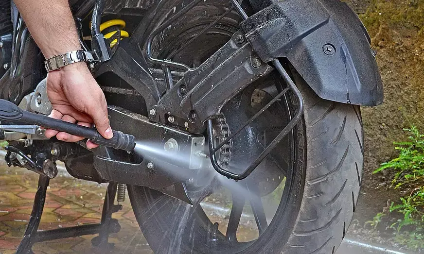 कैसे करें मोटरसाइकिल चेन की सफाई और लुब्रिकेशन, 6 स्टेप्स में जानें आसान तरीका