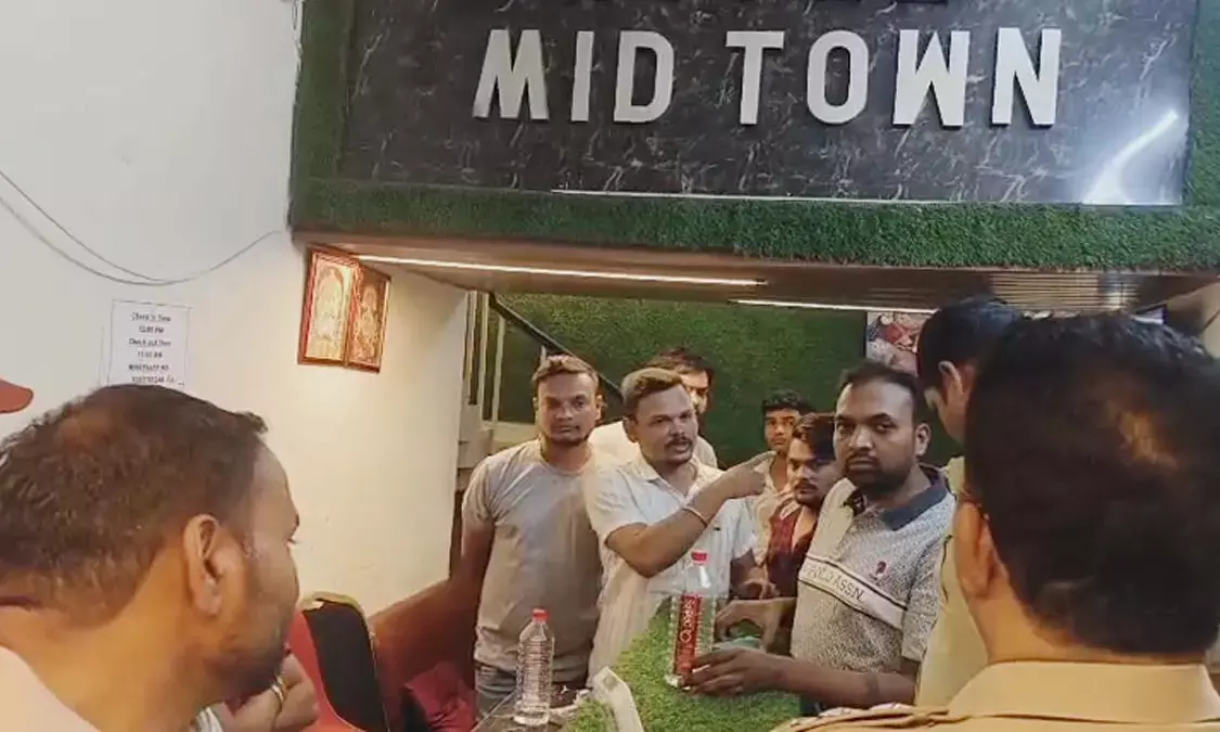 Due to a family dispute, the bouncer forcibly locked the Mid Town Hotel in Bilaspur Due to a family dispute, the bouncer forcibly locked the Mid Town Hotel in Bilaspur