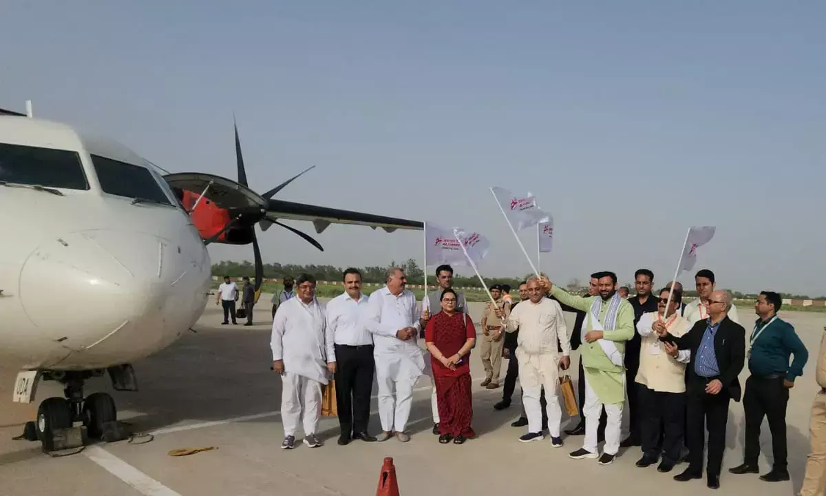 हिसार से चंडीगढ़ की पहली फ्लाइट को सीएम सैनी ने दिखाई हरी झंडी, अब इन शहरों के लिए शुरू होगी सेवा