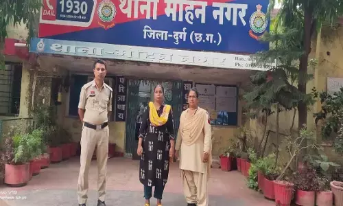 Durg Mohan Nagar police arrested absconding woman