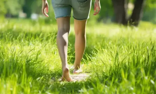 Health Tips: सुबह-सुबह घास में चलने के कई फायदे, जानिए किस वक्त चलना चाहिए