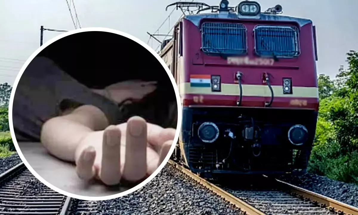 4 बच्चों के साथ ट्रेन के आगे कूदकर की आत्महत्या, पुलिस जांच में जुटी