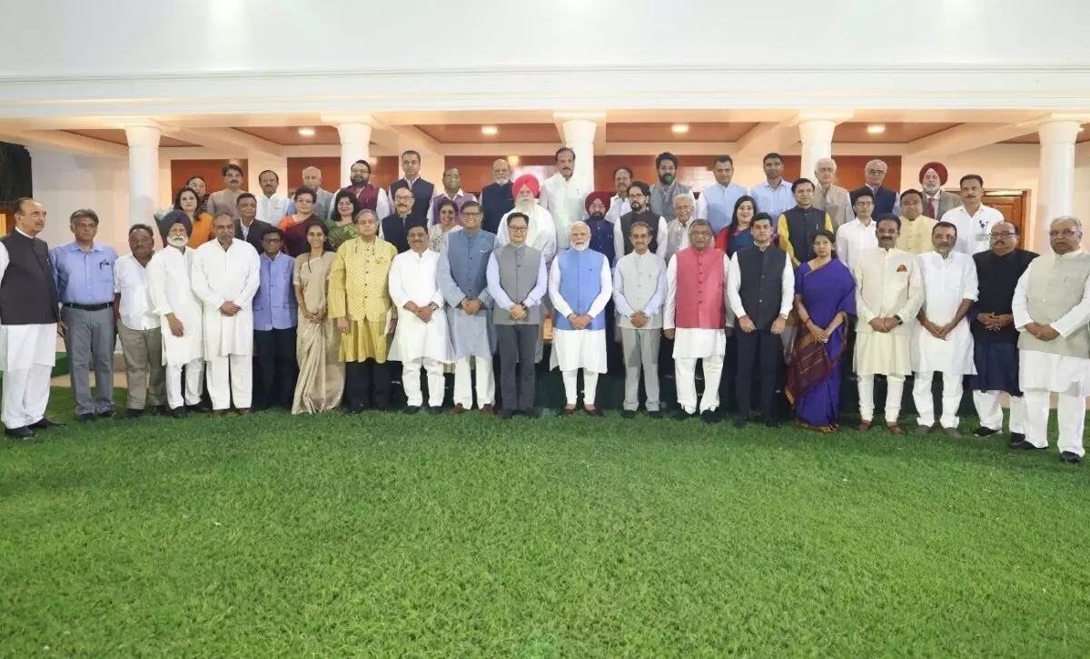 पीएम मोदी 33 देशों से लौटे प्रतिनिधिमंडल से मिले, डिनर किया; सांसदों ने अनुभव साझा किए पीएम मोदी 33 देशों से लौटे प्रतिनिधिमंडल से मिले, डिनर किया; सांसदों ने अनुभव साझा किए