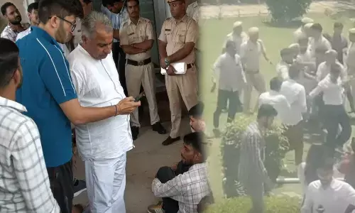 स्टाइपेंड को लेकर वीसी ऑफिस के बाहर धरने पर बैठे छात्र, सुरक्षा कर्मचारियों ने दौड़ा-दौड़ाकर पीटा