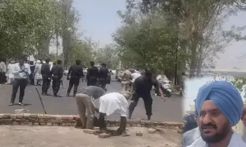 किसान को जमीन का पूरा मुआवजा नहीं मिला तो हाईवे पर अपनी जगह में बनाई दीवार, लगा जाम