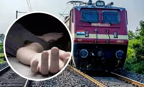 4 बच्चों के साथ ट्रेन के आगे कूदकर की आत्महत्या, पुलिस जांच में जुटी