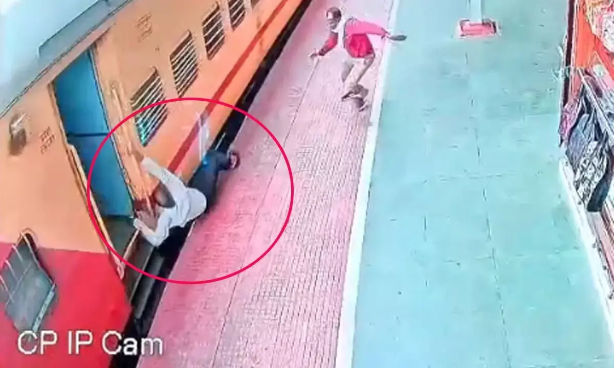 Rajnandgaon Operation Jeevan Raksha RPF inspector save life passenger