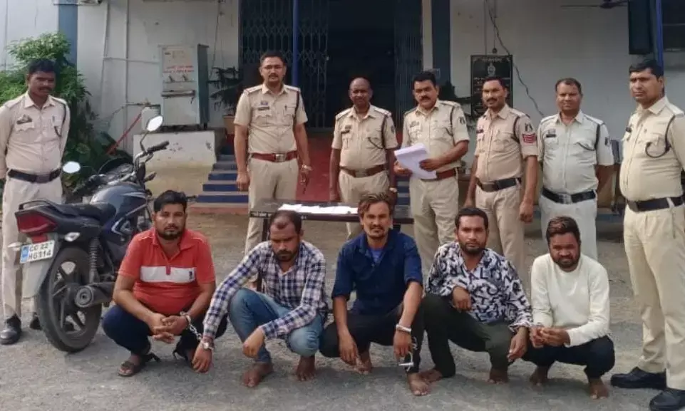 शराब दुकान में दारू खरीदते समय चोरों ने निकाले पैसे, पांच आरोपी गिरफ्तार