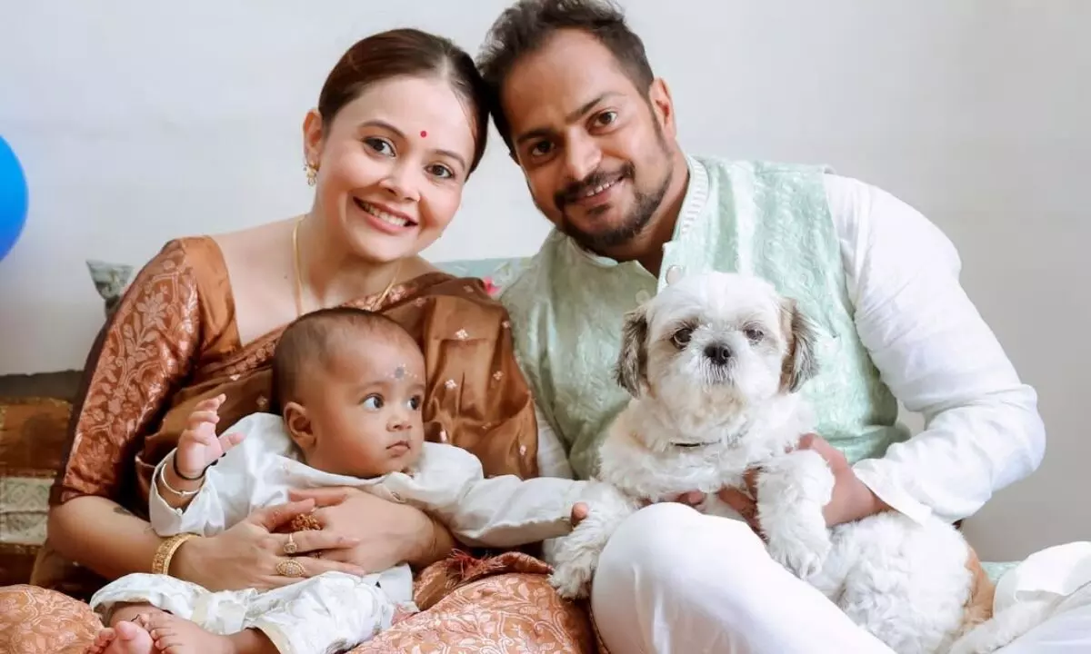गोपी बहू ने बेटे जॉय का चेहरा किया रिवील, अन्नप्राशन समारोह की तस्वीरें साझा कर लिखा भावुक नोट गोपी बहू ने बेटे जॉय का चेहरा किया रिवील, अन्नप्राशन समारोह की तस्वीरें साझा कर लिखा भावुक नोट