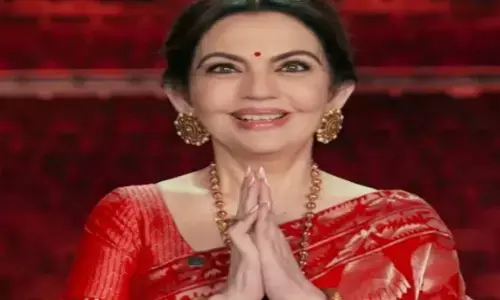 लाल साड़ी में नीता अंबानी ने जीता न्यूयॉर्क का दिल, देखिए उनकी स्टाइल और संस्कृति का संगम लाल साड़ी में नीता अंबानी ने जीता न्यूयॉर्क का दिल, देखिए उनकी स्टाइल और संस्कृति का संगम