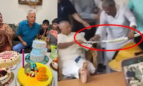 सियासत गर्म, BJP बोली- बिहार को तलवार-लालटेन नहीं विकास चाहिए