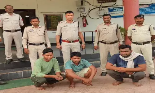 21 मवेशियों को पिकअप में भरकर ले जा रहे थे कानपुर, पुलिस ने तीनों को किया गिरफ्तार