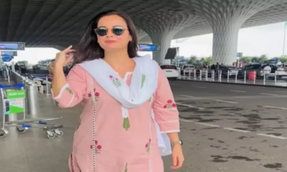 Diya Mirza: सादगी में भी कमाल लगीं एक्ट्रेस दिया मिर्जा, गुलाबी सूट में एयरपोर्ट पर बिखेरा जादू