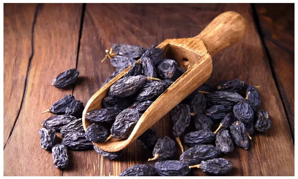 Black raisins for strong eyesight