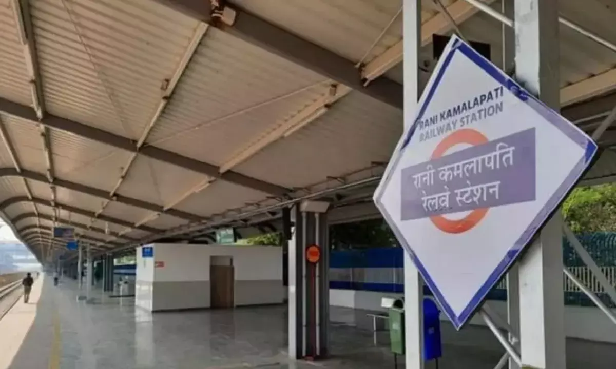 छज्जे गिरे, रेस्टोरेंट में लगी आग, बाल-बाल बचे यात्री