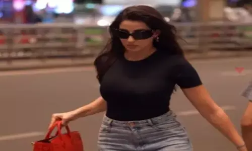 ब्लैक टॉप और ब्लू जींस में एक्ट्रेस नोरा फतेही का कैजुअल लुक, एयरपोर्ट पर आप भी कर सकती हैं ट्राई