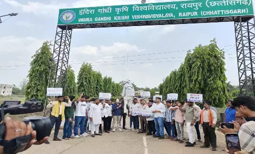 एनएसयूआई का अनोखा प्रदर्शन : इंदिरा गांधी कृषि विश्वविद्यालय के कुलपति को हटाने की मांग
