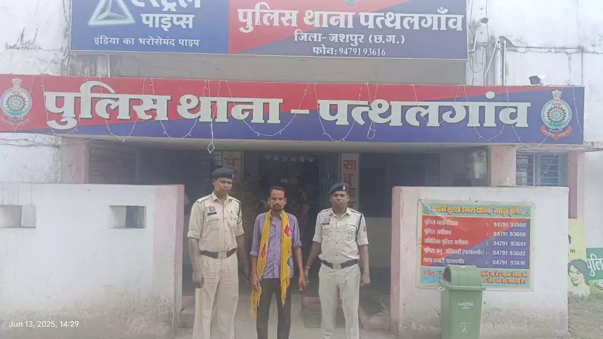 Police arrested the accused who tied a minor to a tree and beat him in Pathalgaon Police arrested the accused who tied a minor to a tree and beat him in Pathalgaon