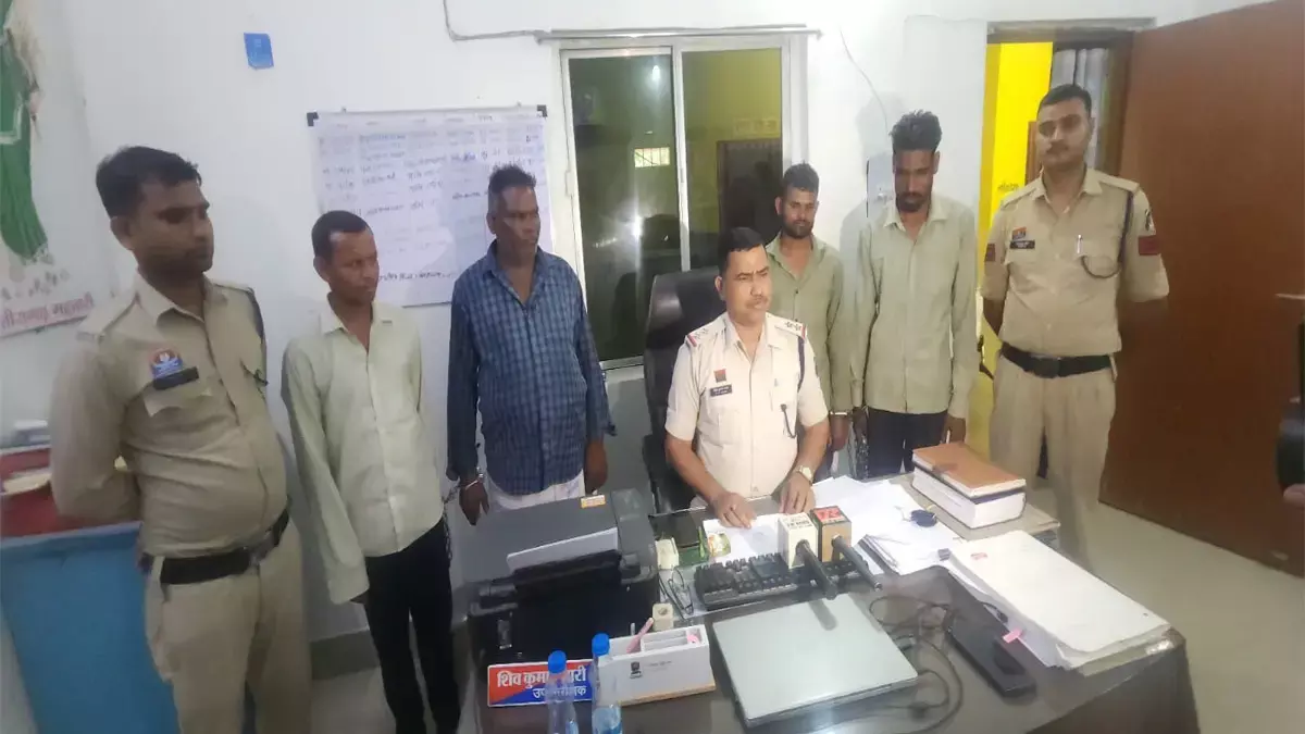 गौतस्कर गिरफ्तार : बूचड़खाने ले जाने के लिए खुले में एकत्र कर रखे थे 37 मवेशी, 3 बाइक के साथ 4 तस्कर पकड़े गए गौतस्कर गिरफ्तार : बूचड़खाने ले जाने के लिए खुले में एकत्र कर रखे थे 37 मवेशी, 3 बाइक के साथ 4 तस्कर पकड़े गए