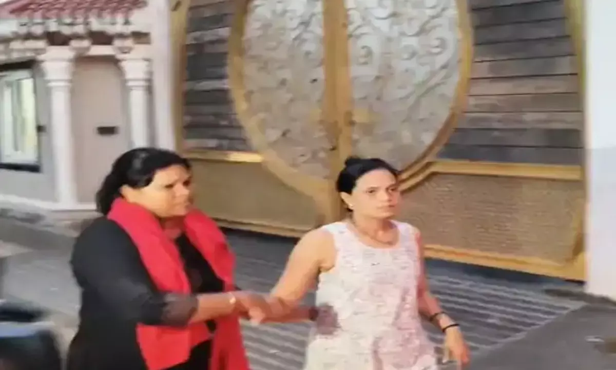 तोमर परिवार की महिलाओं की गुंडई : यू -ट्यूबर के साथ की मारपीट, कैमरा तोड़ डाला, पुलिस ने रूबी की पत्नी शुभ्रा को हिरासत में लिया तोमर परिवार की महिलाओं की गुंडई : यू -ट्यूबर के साथ की मारपीट, कैमरा तोड़ डाला, पुलिस ने रूबी की पत्नी शुभ्रा को हिरासत में लिया