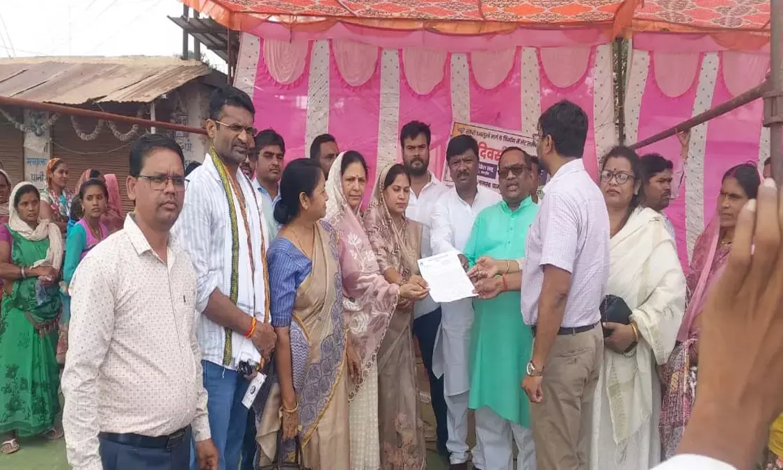 Congress leaders and villagers staged a strong protest against the contractors negligence