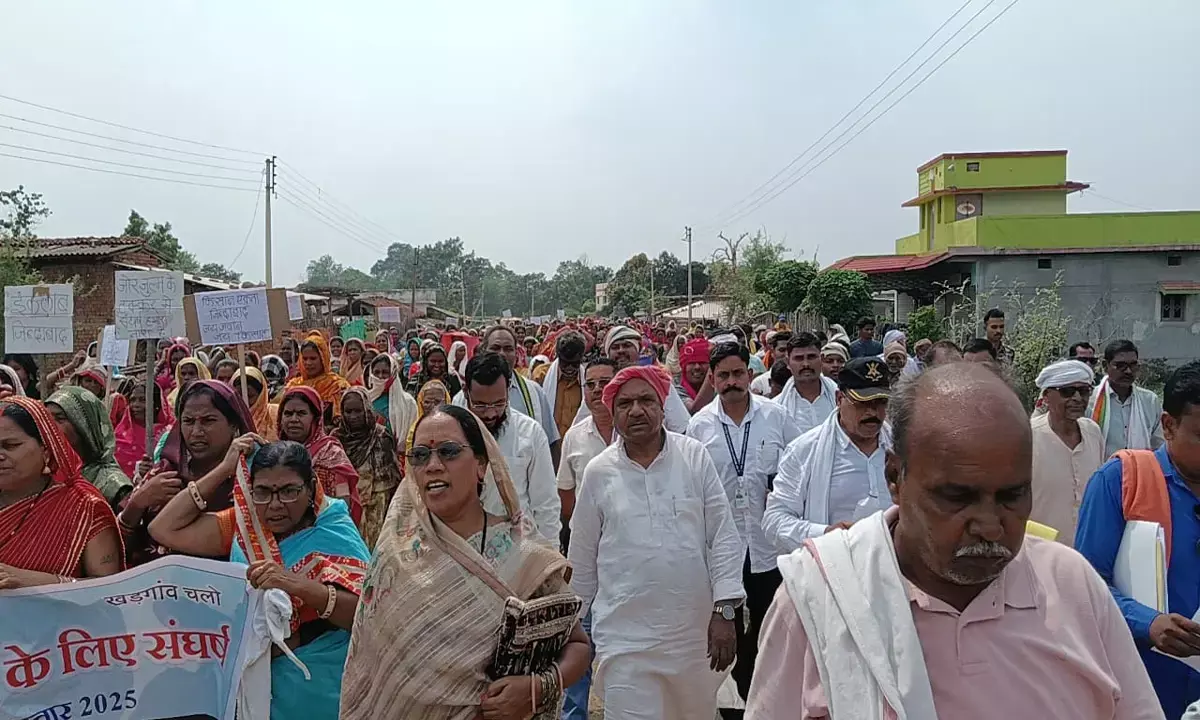 ग्रामीणों ने किया प्रदर्शन: 6 सूत्रीय मांग को लेकर खड़गांव में निकाली रैली, तहसील मुख्यालय  का किया घेराव