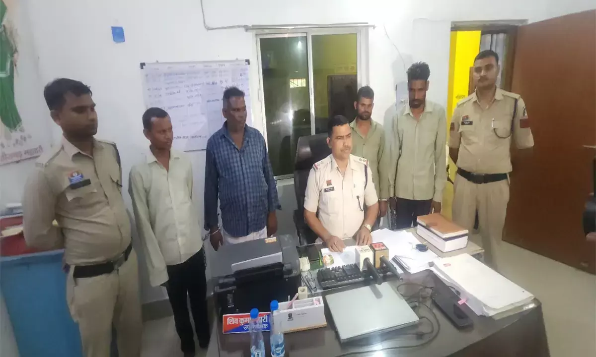 गौतस्कर गिरफ्तार : बूचड़खाने ले जाने के लिए खुले में एकत्र कर रखे थे 37 मवेशी, 3 बाइक के साथ 4 तस्कर पकड़े गए