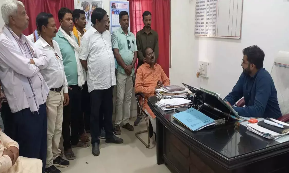 Former minister Amarjit Bhagat met the SDM along with farmers regarding fertilizer crisis