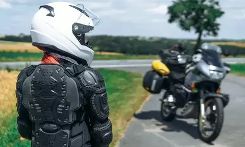 दोपहिया वाहन चालकों के लिए 3 बड़े सेफ्टी गियर्स, हर राइडर को रखते हैं सुरक्षित