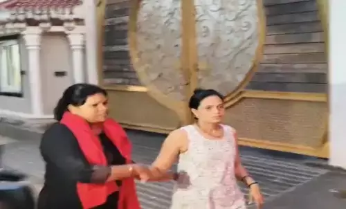 तोमर परिवार की महिलाओं की गुंडई : यू -ट्यूबर के साथ की मारपीट, कैमरा तोड़ डाला, पुलिस ने रूबी की पत्नी शुभ्रा को हिरासत में लिया