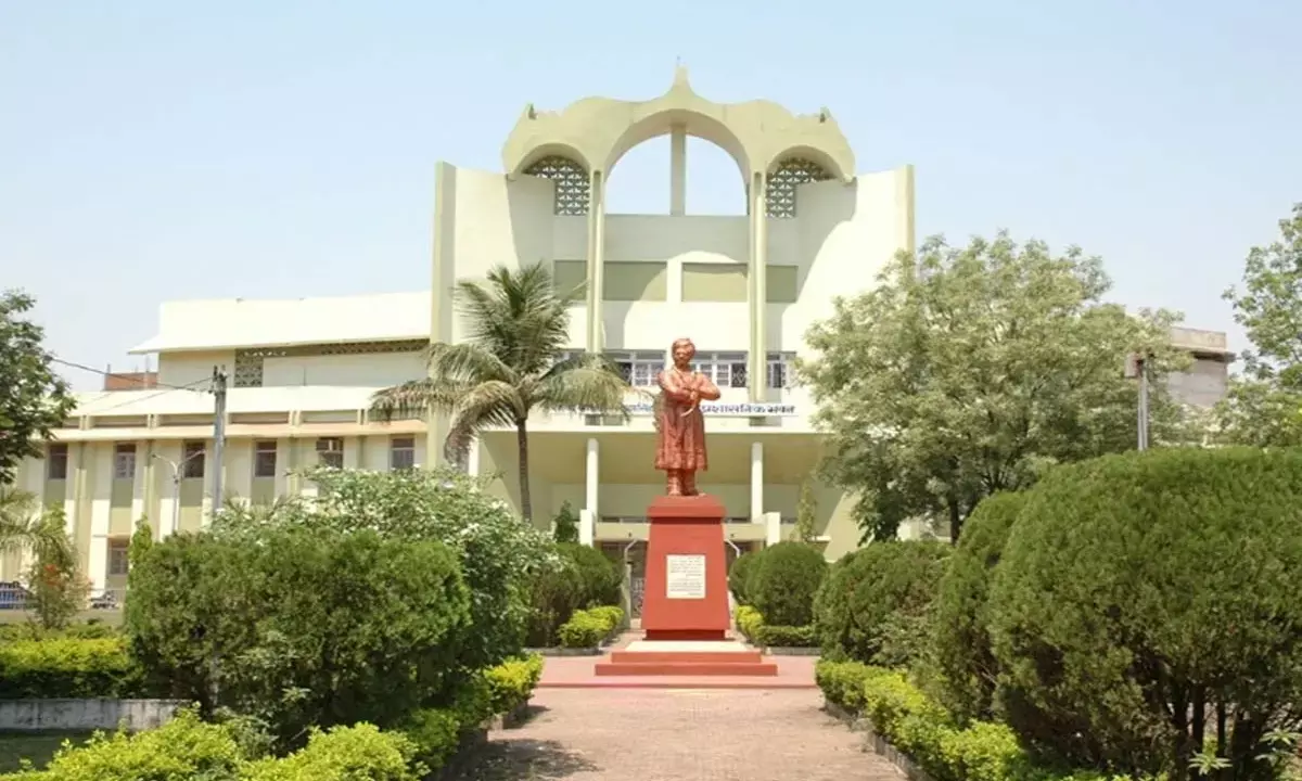 छात्र पहुंचे तो कक्ष में जड़ा था ताला, 20 मिनट देर से बंटे पर्चे