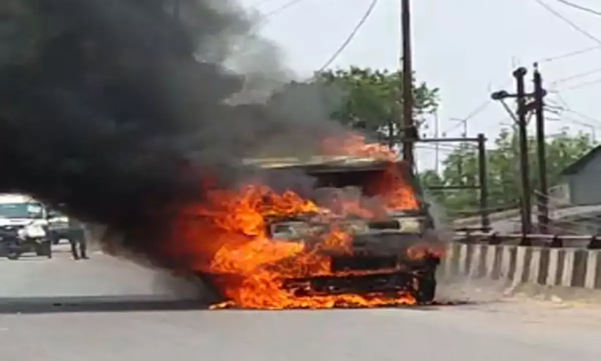 Balodabazar-Bhatapara moving van suddenly caught fire Balodabazar-Bhatapara moving van suddenly caught fire