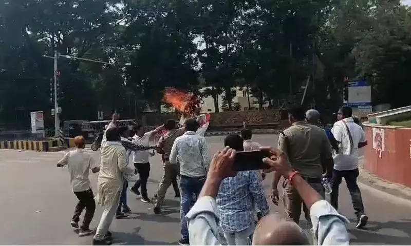 Congressmen burning the effigy of ED