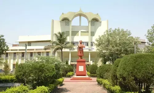 छात्र पहुंचे तो कक्ष में जड़ा था ताला, 20 मिनट देर से बंटे पर्चे