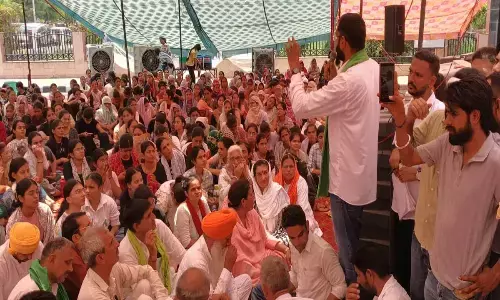 विद्यार्थियों पर लाठीचार्ज मामले में बड़ी कार्रवाई, प्रोफेसर निलंबित, 4 सिक्योरिटी गार्ड बर्खास्त