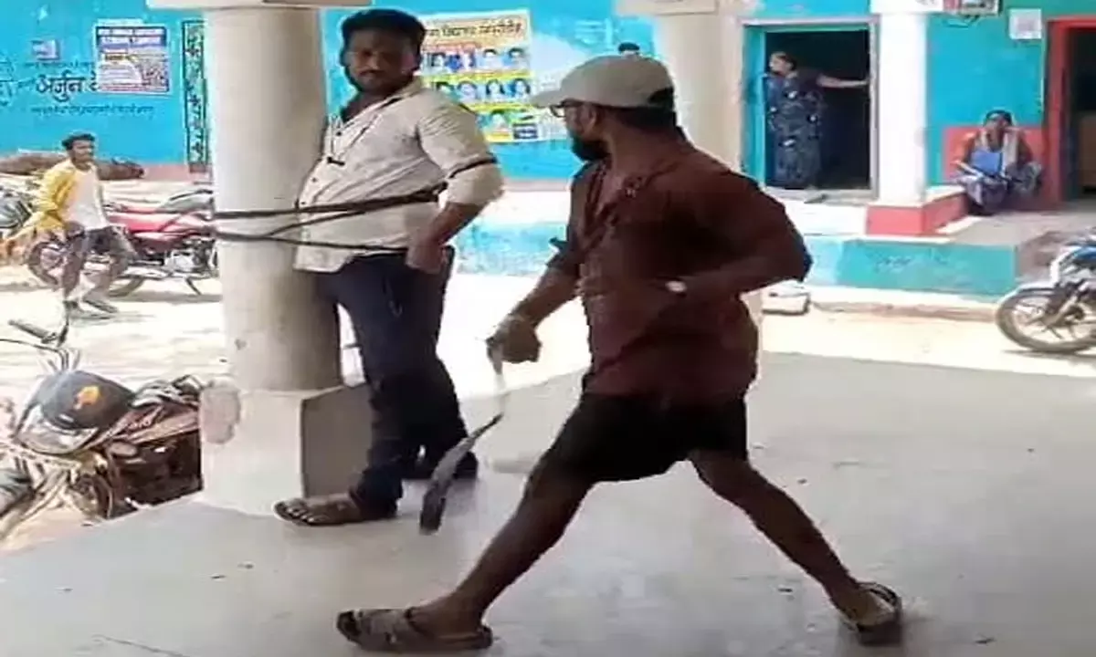 Balodabazar mineral mafia Young man tied pole beaten mercilessly Balodabazar mineral mafia Young man tied pole beaten mercilessly