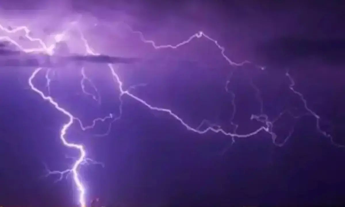 प्रयागराज में घर पर गिरी आकाशीय बिजली, एक ही परिवार के 4 लोगों की जलकर मौत