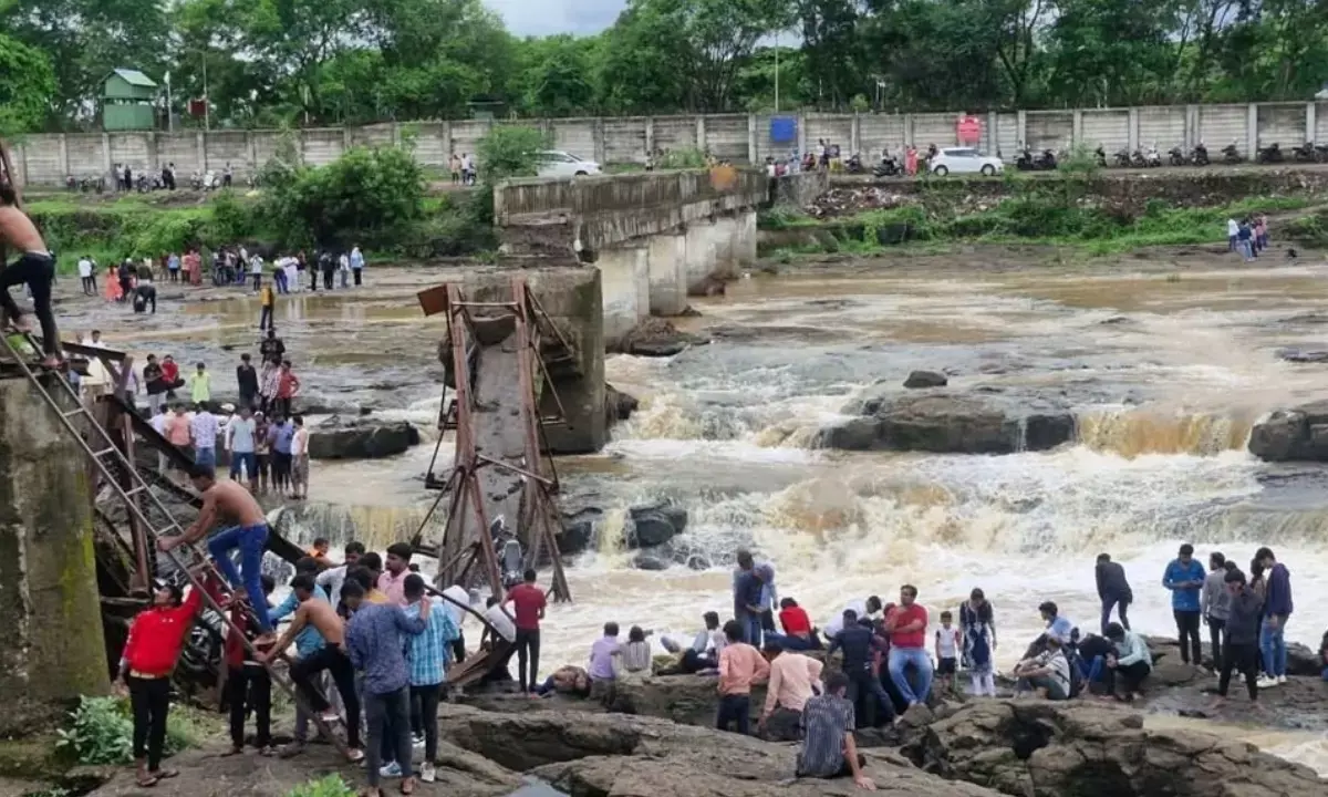 Pune Indrayani river bridge accident