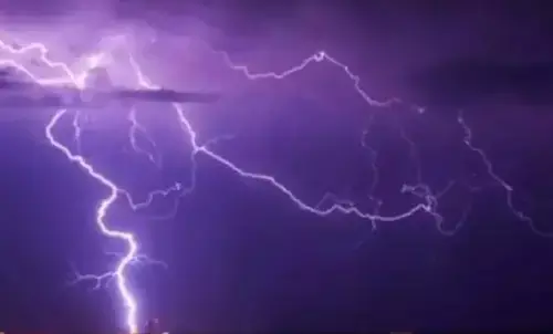 प्रयागराज में घर पर गिरी आकाशीय बिजली, एक ही परिवार के 4 लोगों की जलकर मौत