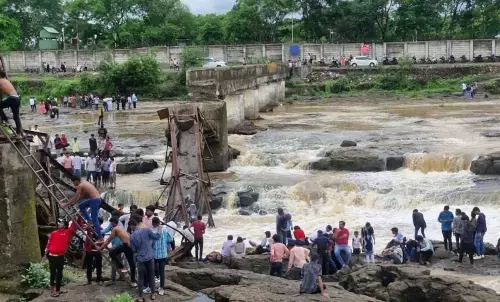 Pune Indrayani river bridge accident