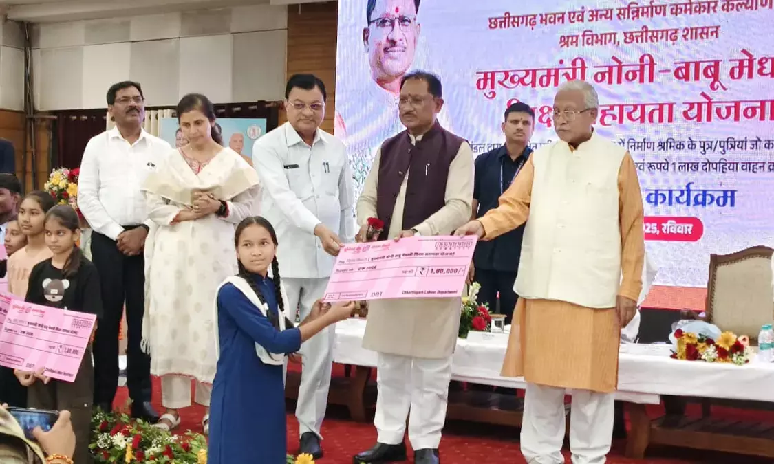 CM Sai felicitating the students