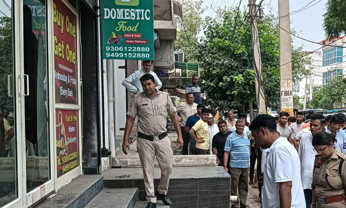 महम रोड पर युवक की शीशे से गला रेतकर जान ली, फास्ट फूड की दुकान के बाहर हुई वारदात