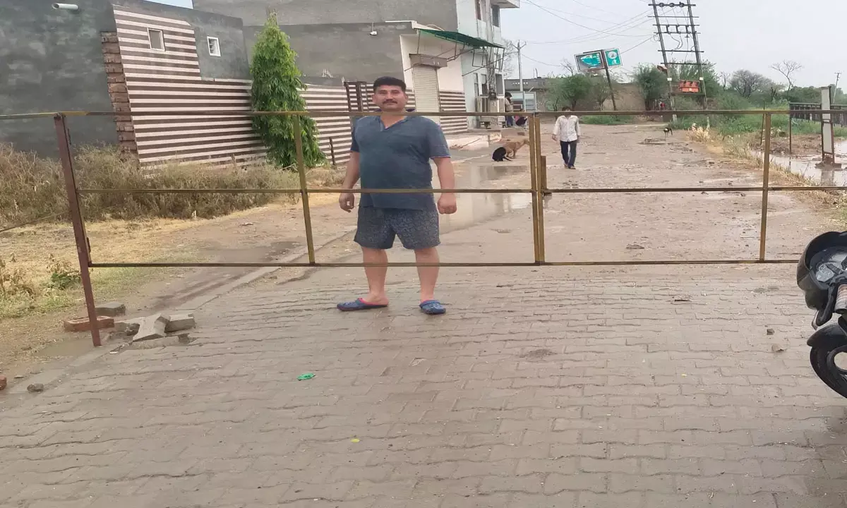 पांच गांवों को जाने वाली सड़क पर मालिकाना हक जता बीचोंबीच गाड़े पाइप, चार दिन से रास्ता बंद