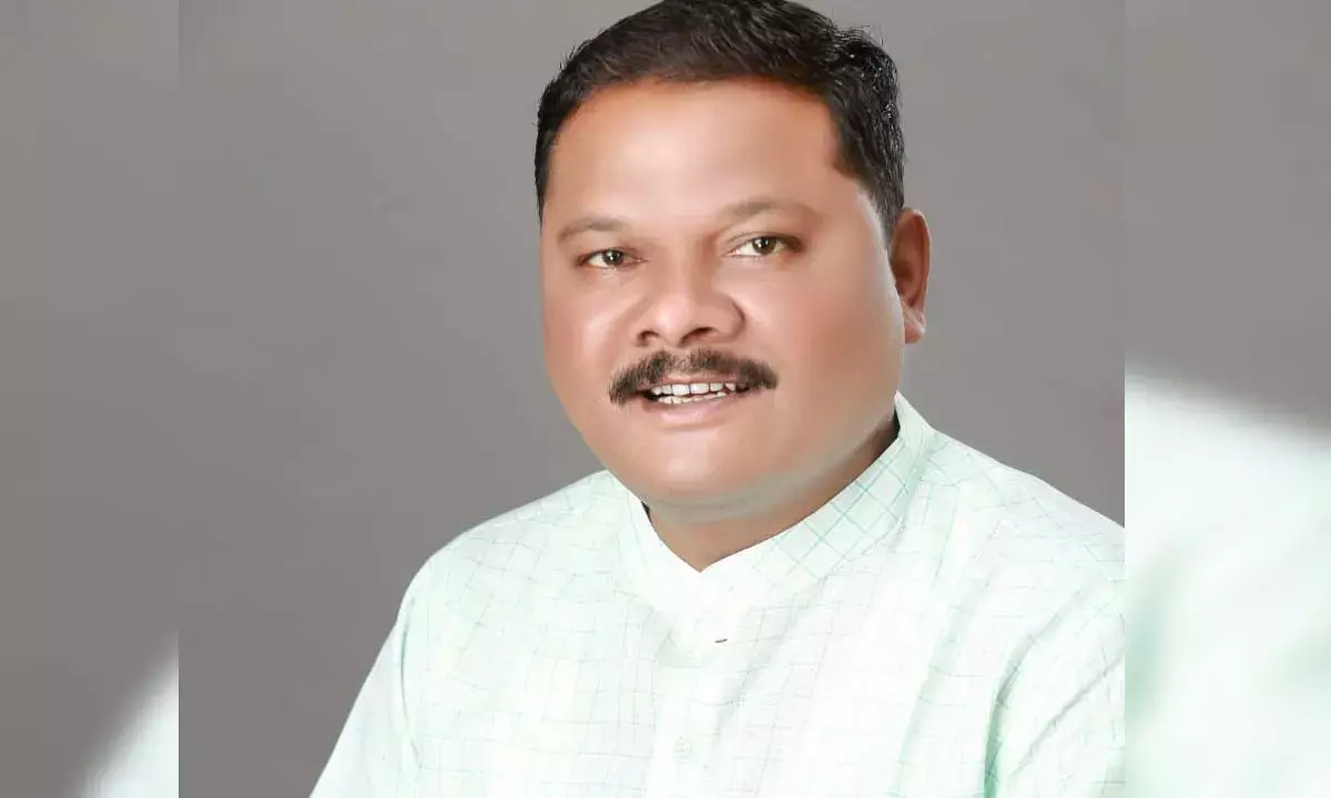 Durgesh Roy submitted memorandum to Collector Devesh Kumar