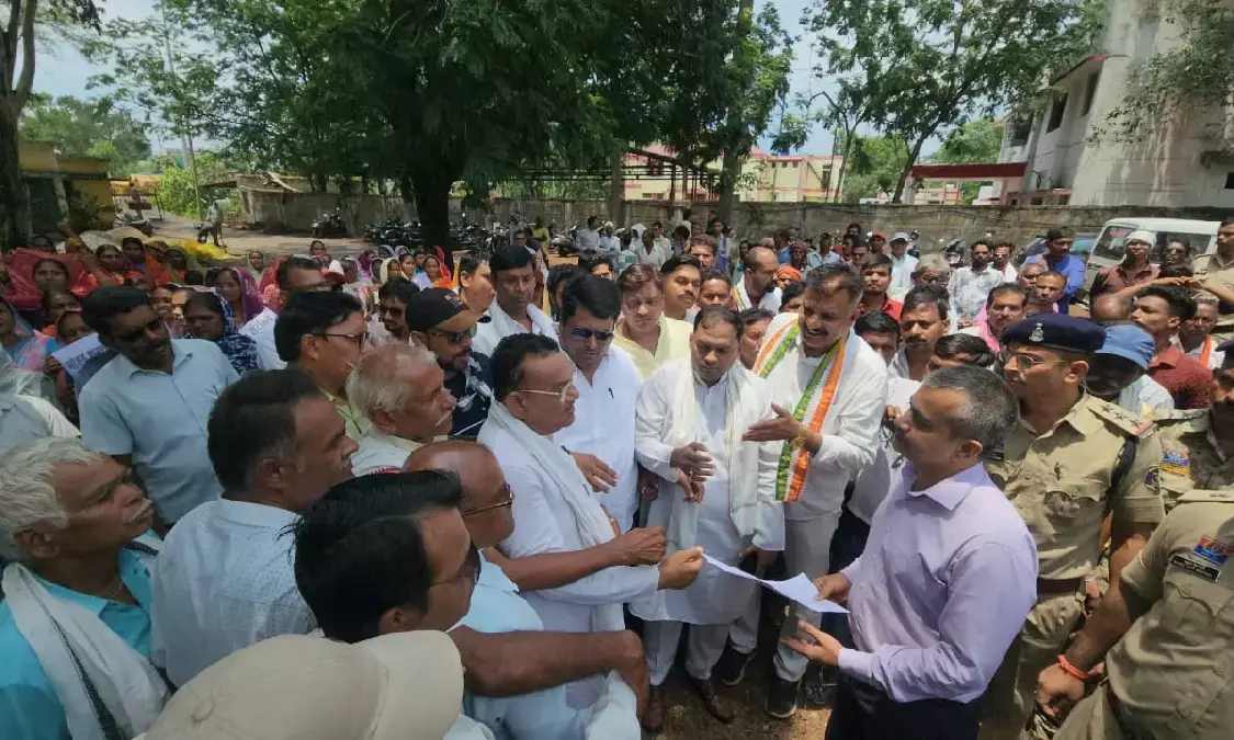 Congress leaders and villagers submitting memorandum