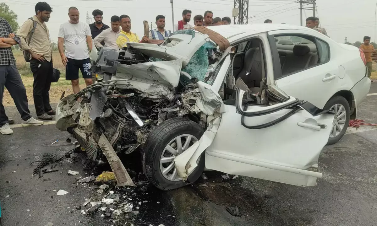 टायर फटने से ट्रक से टकराई कार, एक परिवार के तीन सदस्यों समेत 4 की मौत