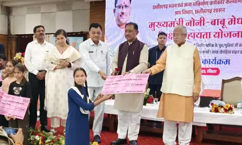 CM Sai felicitating the students CM Sai felicitating the students