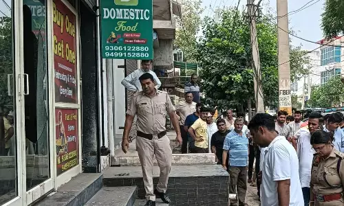 महम रोड पर युवक की शीशे से गला रेतकर जान ली, फास्ट फूड की दुकान के बाहर हुई वारदात