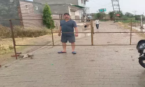 पांच गांवों को जाने वाली सड़क पर मालिकाना हक जता बीचोंबीच गाड़े पाइप, चार दिन से रास्ता बंद